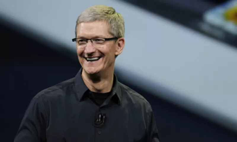 Tim Cook, CEO de Apple, ha enfrentado críticas de inversionistas por oponerse a repartir el excedente de efectivo que tiene la empresa.
