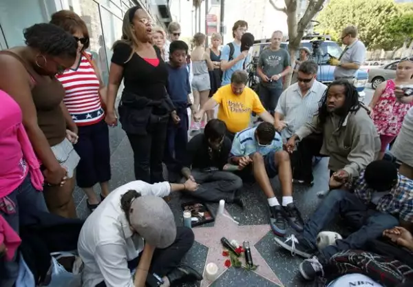 Fanáticos se reunieron muy temprano alrededor de la estrella de Michael Jackson en el Paseo de la Fama en Hollywood.