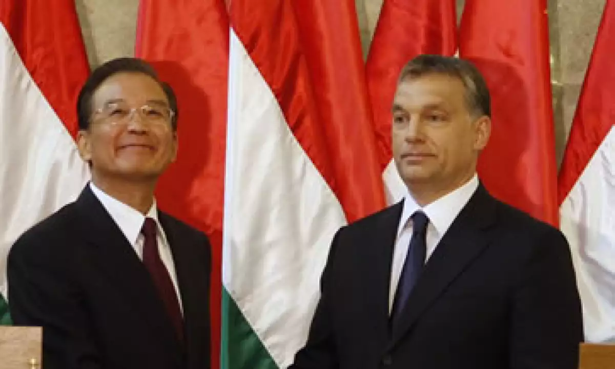 Los ministros Wen Jiabao (i) y Viktor Orban (d) firmaron acuerdos para expandir los vínculos comerciales y culturales entre China y Hungría. (Foto: Reuters)