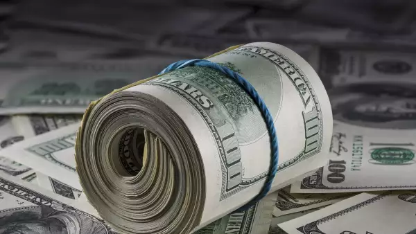El dólar retrocede.