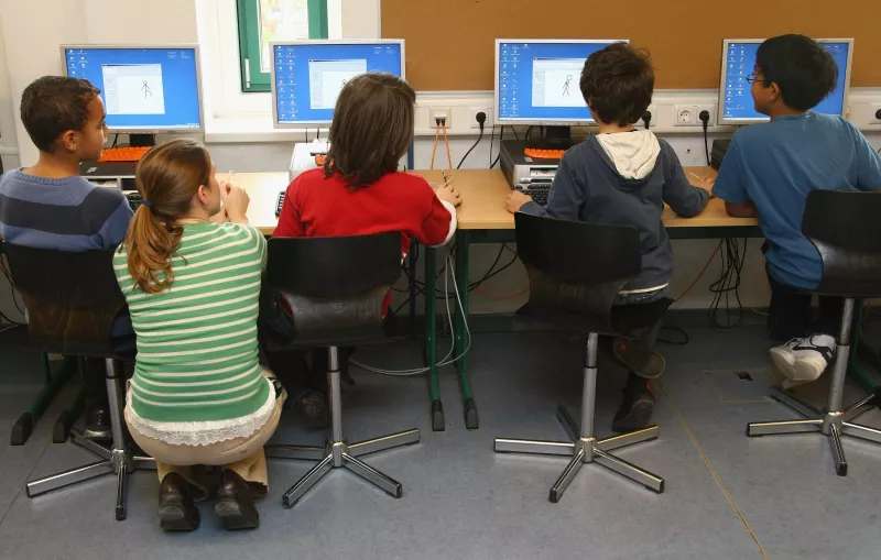 Los expertos consideran que las escuelas deben adaptarse al contacto de los niños con la tecnología.