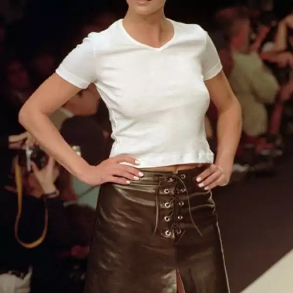 En dos tonos de rubio con un corte tipo bob.