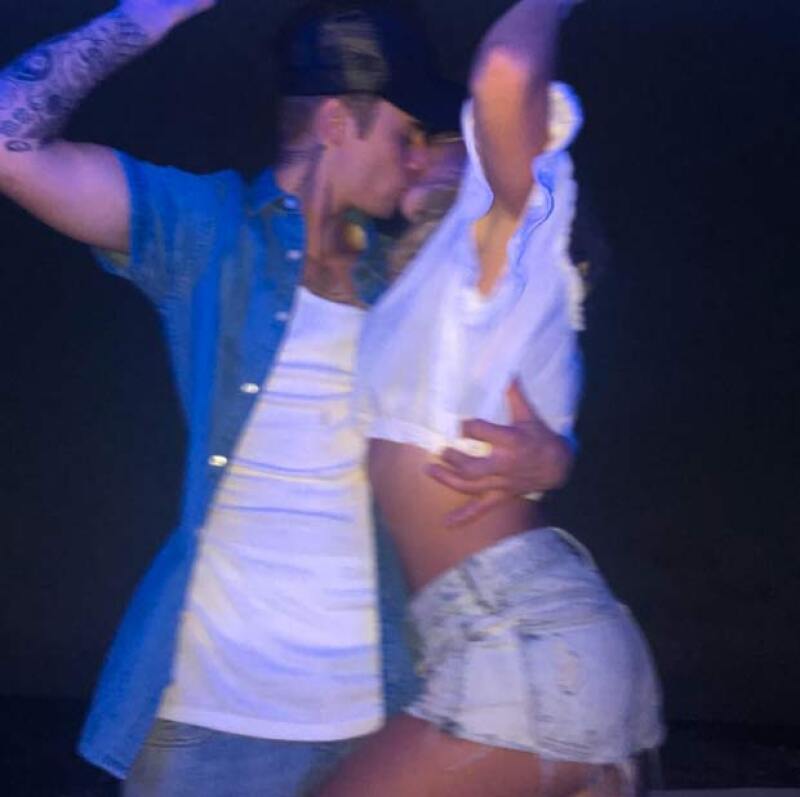 Pero también Hailey disfruta de la fiesta, del momento. Está en el mismo punto que Justin.