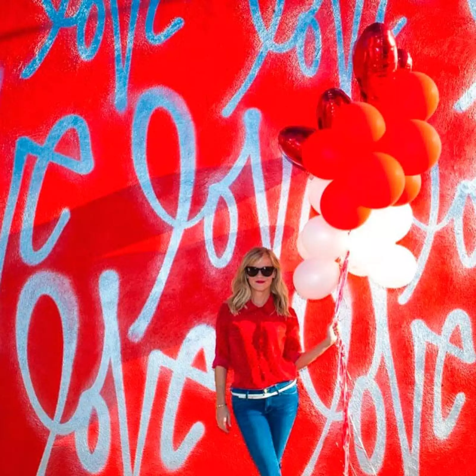 La actriz también posó para la cámara muy ad hoc para el día de los enamorados.