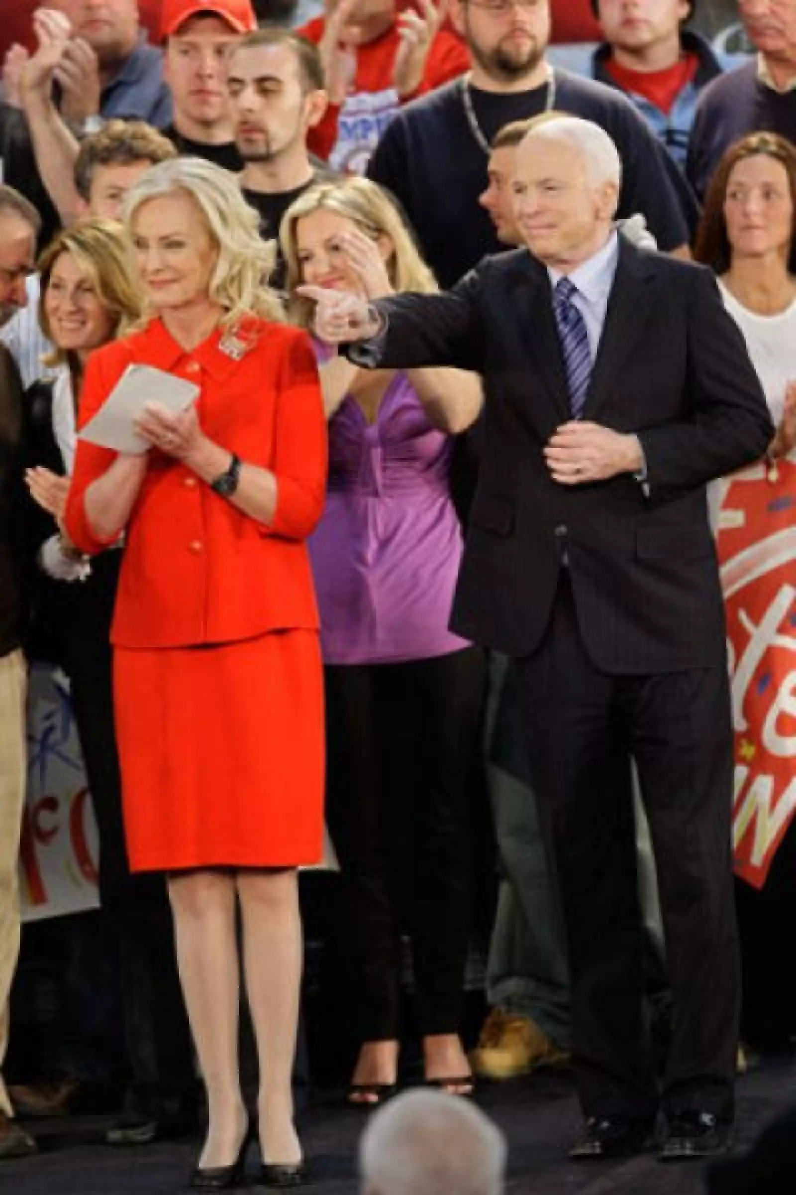 El rojo es un color muy alegre y patriótico que ha utilizado para sus trajes sastre.