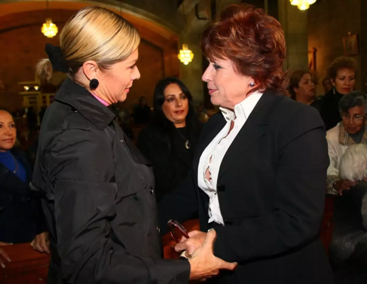 Amigos de Laura, como Lety Calderón llegaron a darle apoyo moral.