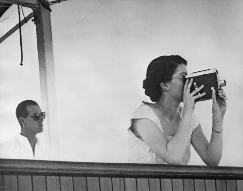 Isabel II con cámara de video