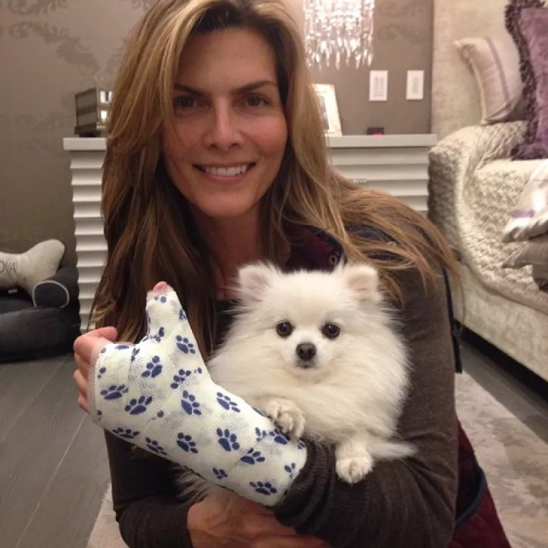 Aunque se desconoce por qué se lastimó, la presentadora de 47 años publicó ayer una imagen en compañía de una de sus mascotas, presumiendo un yeso estampado con huellitas, muy a su estilo.