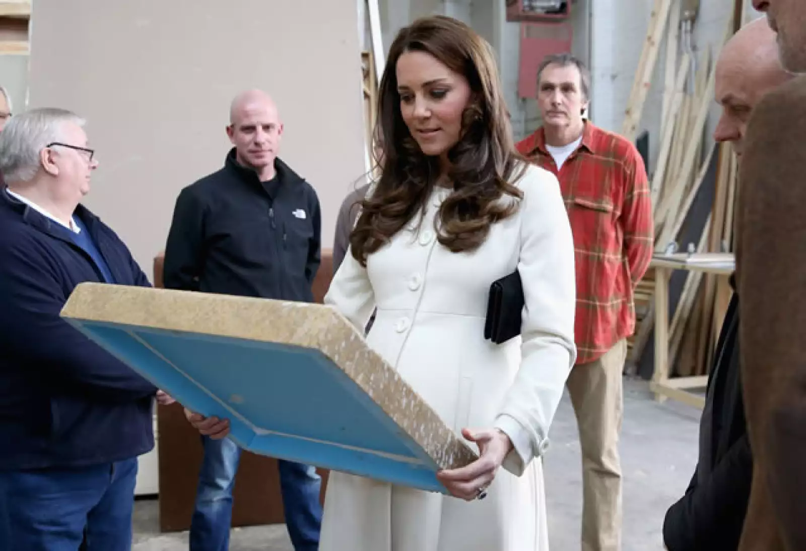 Kate inspecciona un cuadro hecho por el departamento de construcción en los estudios Ealing.