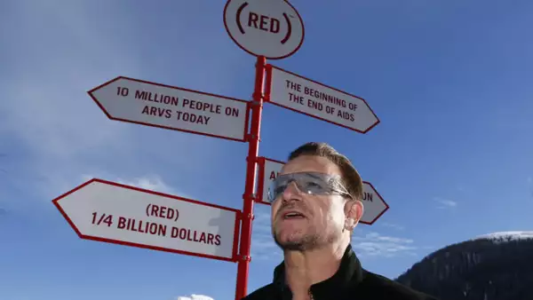 Cantante y cofundador de (RED), posa delante de un cartel durante una sesión fotográfica en el Foro Económico Mundial (WEF) en Davos.