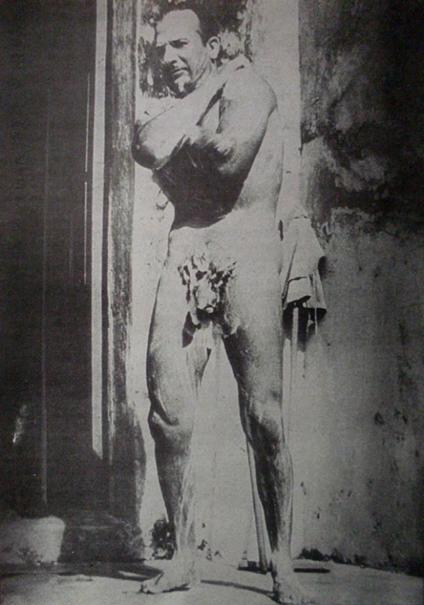 Esta es la única imagen de la que se tiene conocimiento del ídolo de México, desnudo.