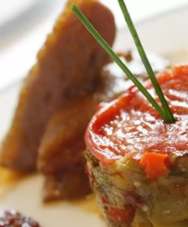 Pato en miel de cebollas con chutney de higo.