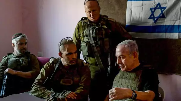 En esta foto tomada y publicada por la Oficina del Primer Ministro de Israel el 26 de noviembre de 2023, el primer ministro israelí Benjamin Netanyahu (R) se reúne con soldados en un lugar no revelado en la Franja de Gaza. Netanyahu dijo a los soldados de la Franja de Gaza el 26 de noviembre que los esfuerzos de Israel continuarían "hasta la victoria". 