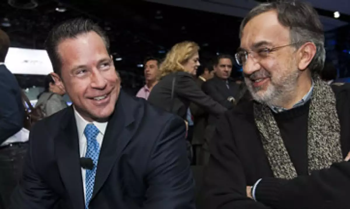 Reid Bigland, CEO de Dodge y Sergio Marchionne, líder de Chrysler se reunieron en el Salón Internacional del Automóvil, en Detroit, EU. (Foto: AP)