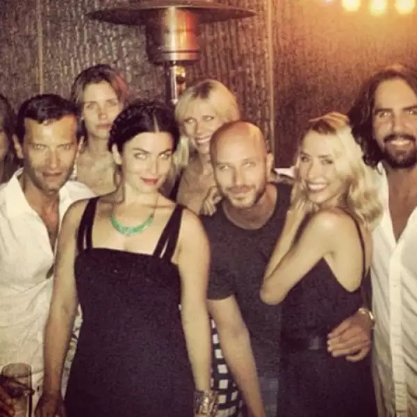 El black dress un básico en cualquier guardarropa, y Victoria lo realza con el collar y la trenza al estilo Frida.