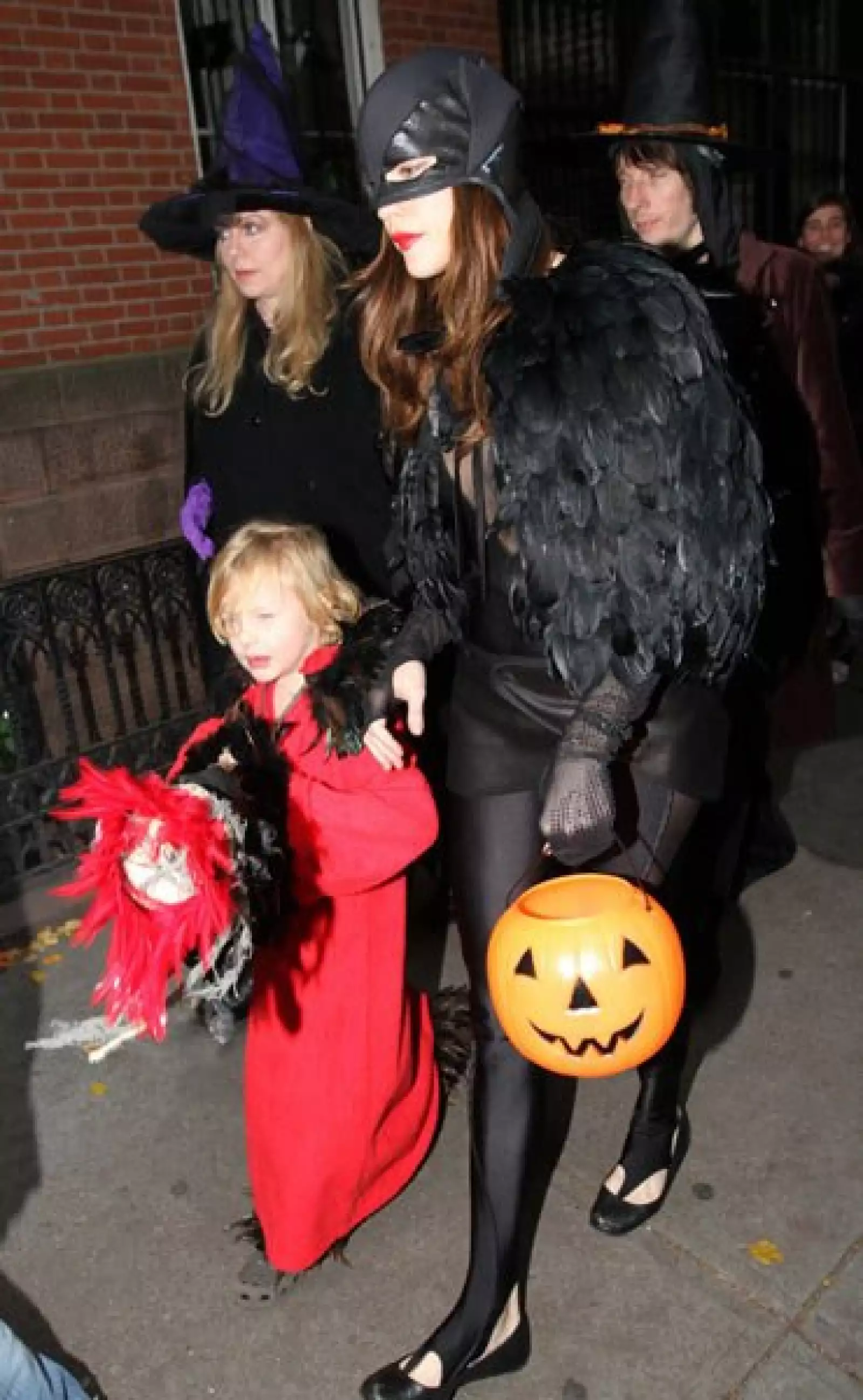 Liv Tyler y su hijo Milo William Langdo también se disfrazaron para el tradicional “truco o trato” en Nueva York.