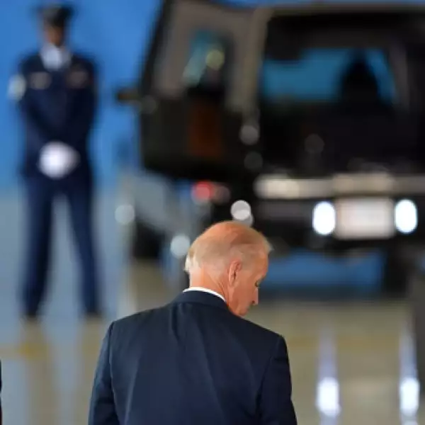 obama y hillary clinton reciben cuerpos