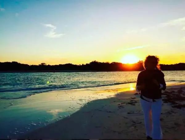 Al parecer, la cantante está disfrutando la recta final de su embarazo en la playa.