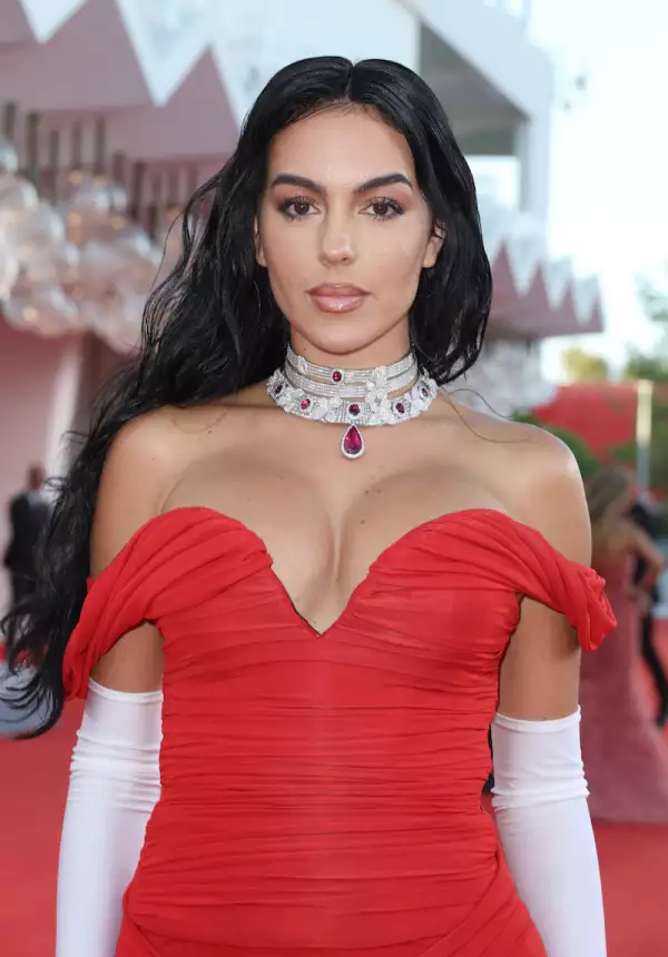 Georgina Rodríguez posa con sexy vestido