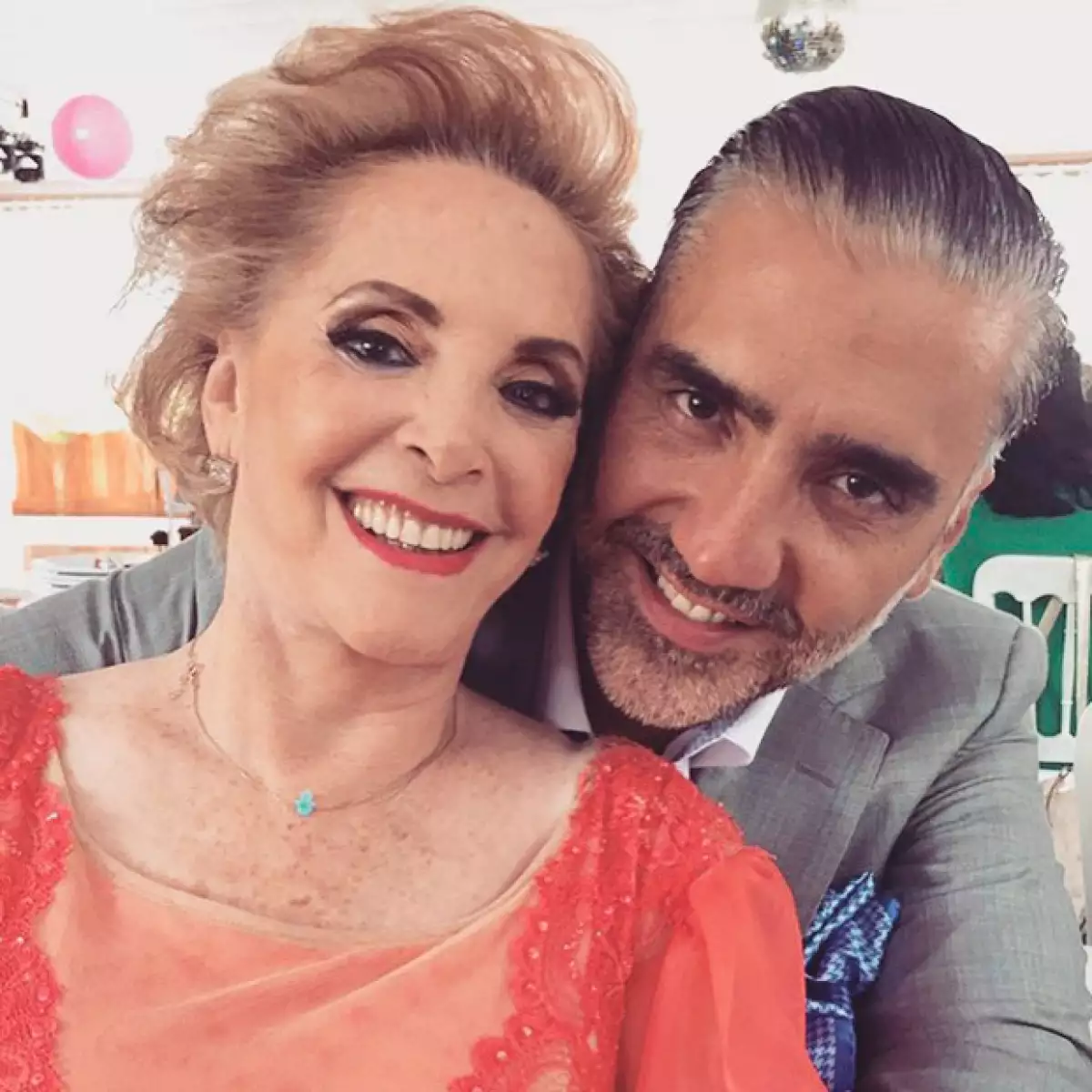 El cantante además de portar sus mejores prendas durante una fiesta, también aprovechó para expresar el gran amor que le tiene a su familia.