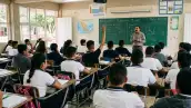 Maestro imparte clases en un salón de secundaria en México.