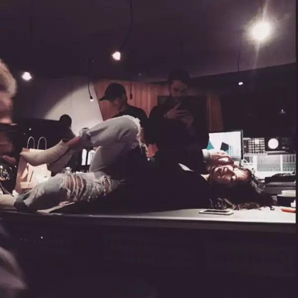 Además, comparten los momentos divertidos que pasan juntos en el estudio.