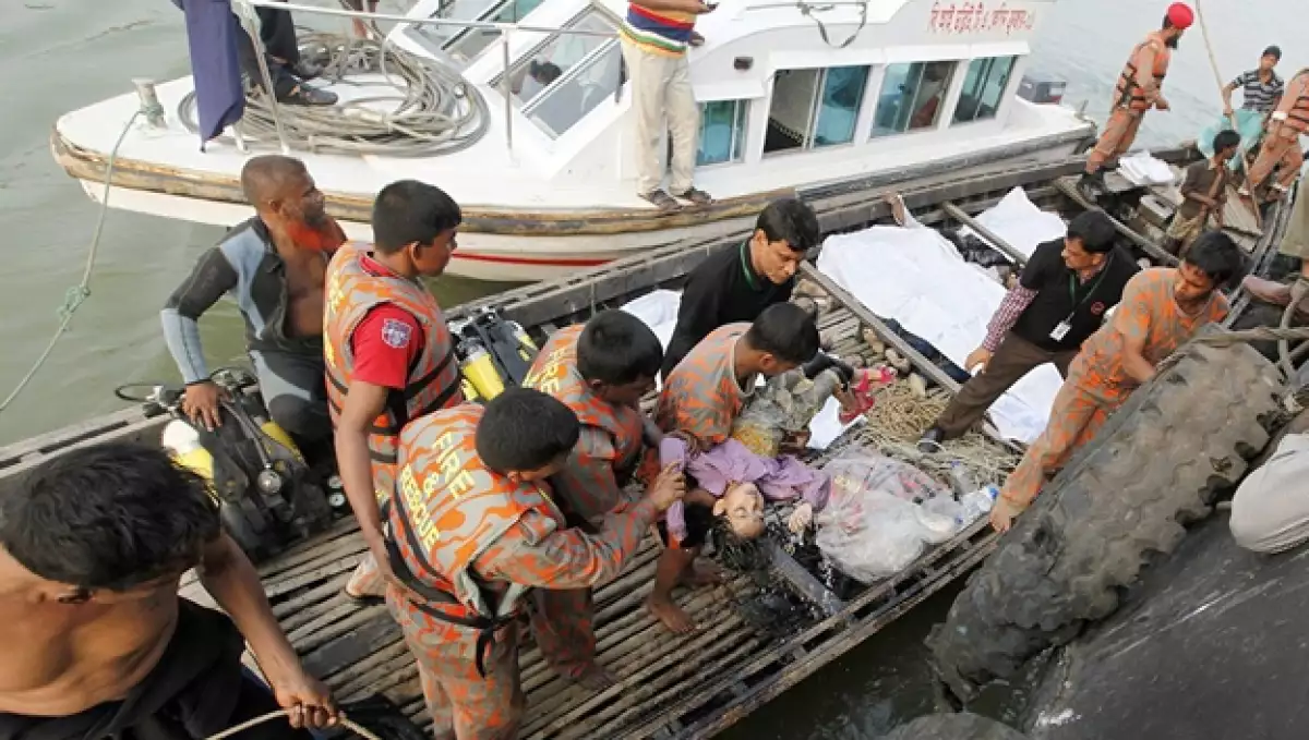 rescatistas bangladesh cuerpos ferry