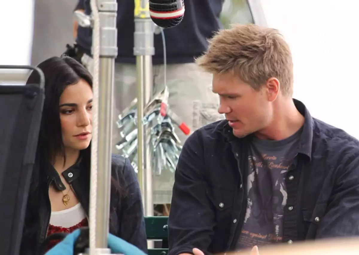 La actriz mexicana filmó en Santa Mónica, California, la película `Lies in Plain Sight´ al lado del guapo actor Chad Michael Murray.