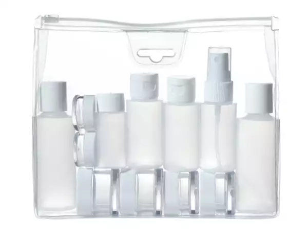 Procura llevar botellas chicas de plástico y mete ahí los productos líquidos. De esta manera ahorrarás espacio.