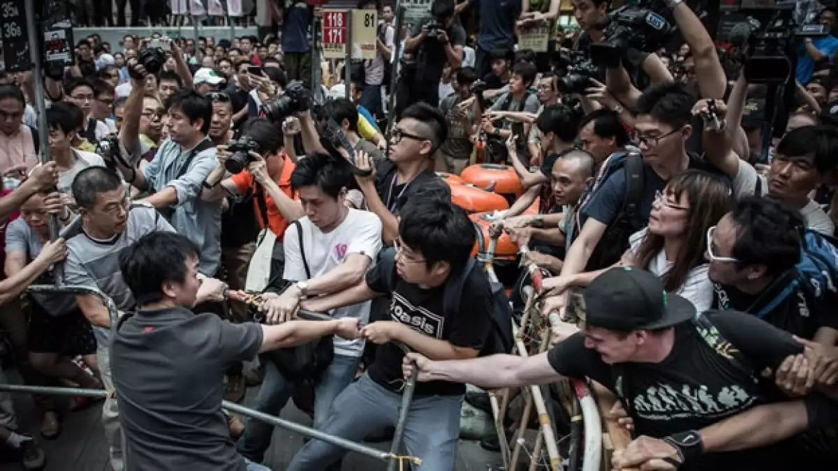 Manifestantes por la democracia y opositores a las protestas se enfrentaron el viernes en Hong Kong