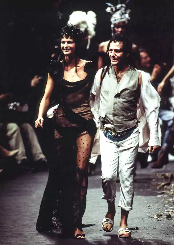 Givenchy - Runway - Fall/Winter 1996-1997 Paris Haute Couture Fashion Week