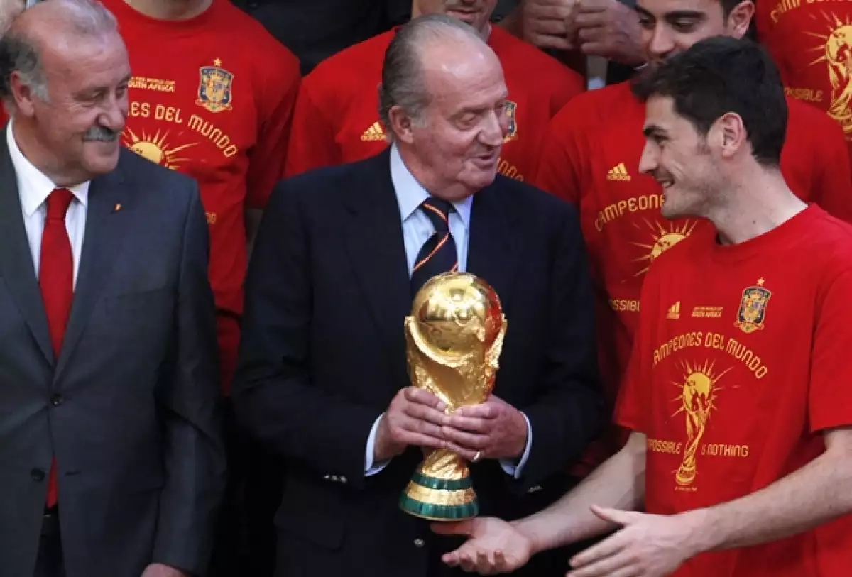 Vicente del Bosque, técnico del equipo, muestra su orgullo mientras el Rey Juan Carlos habla con Casillas.