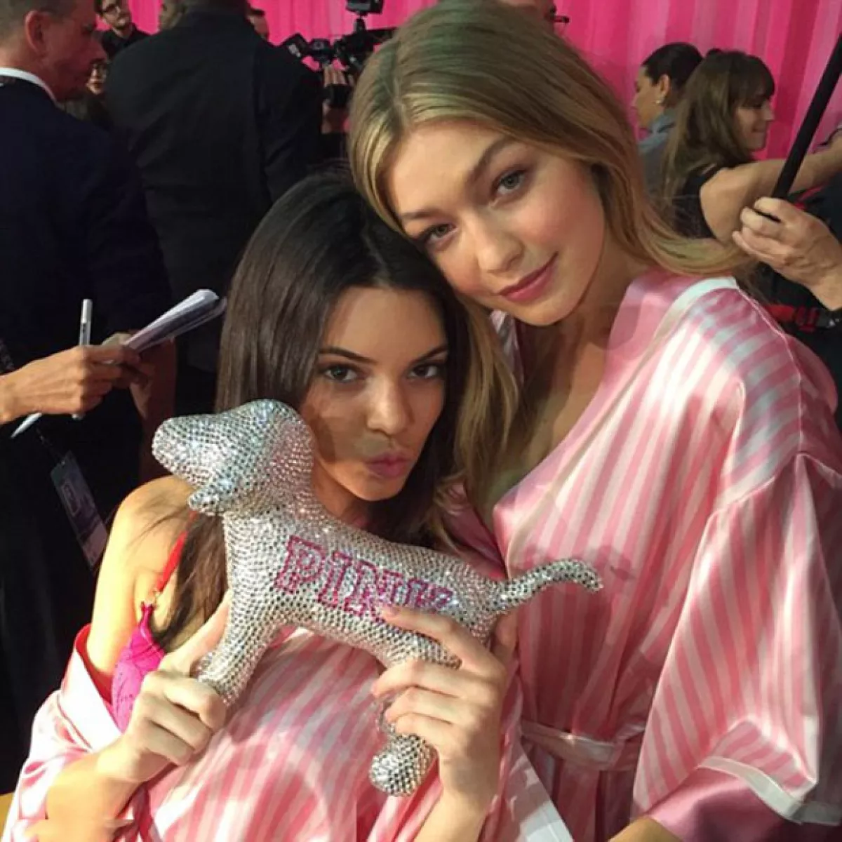 Kendall y Gigi en el backstage del show.