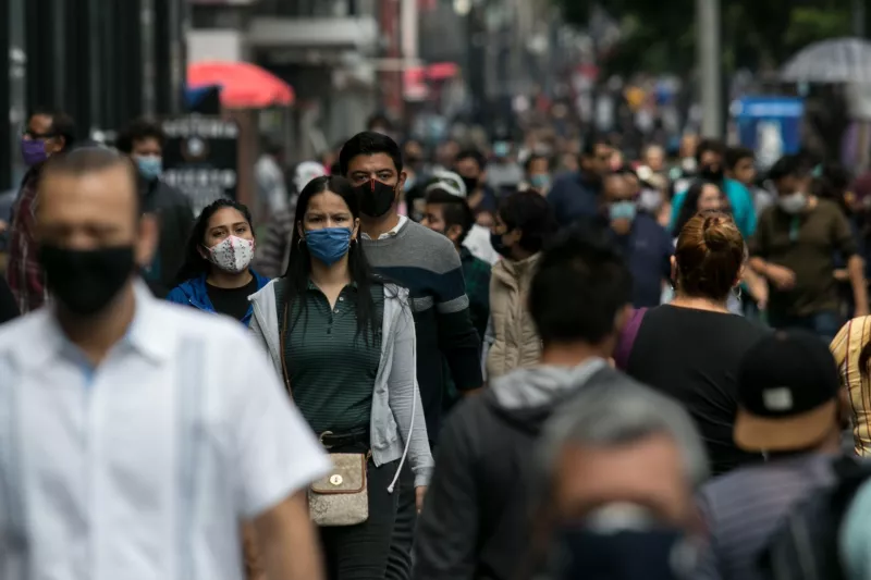 Capitalinos con cubrebocas  recorren avenida Juárez durante el semáforo epidemiológico naranja por Covid-19.