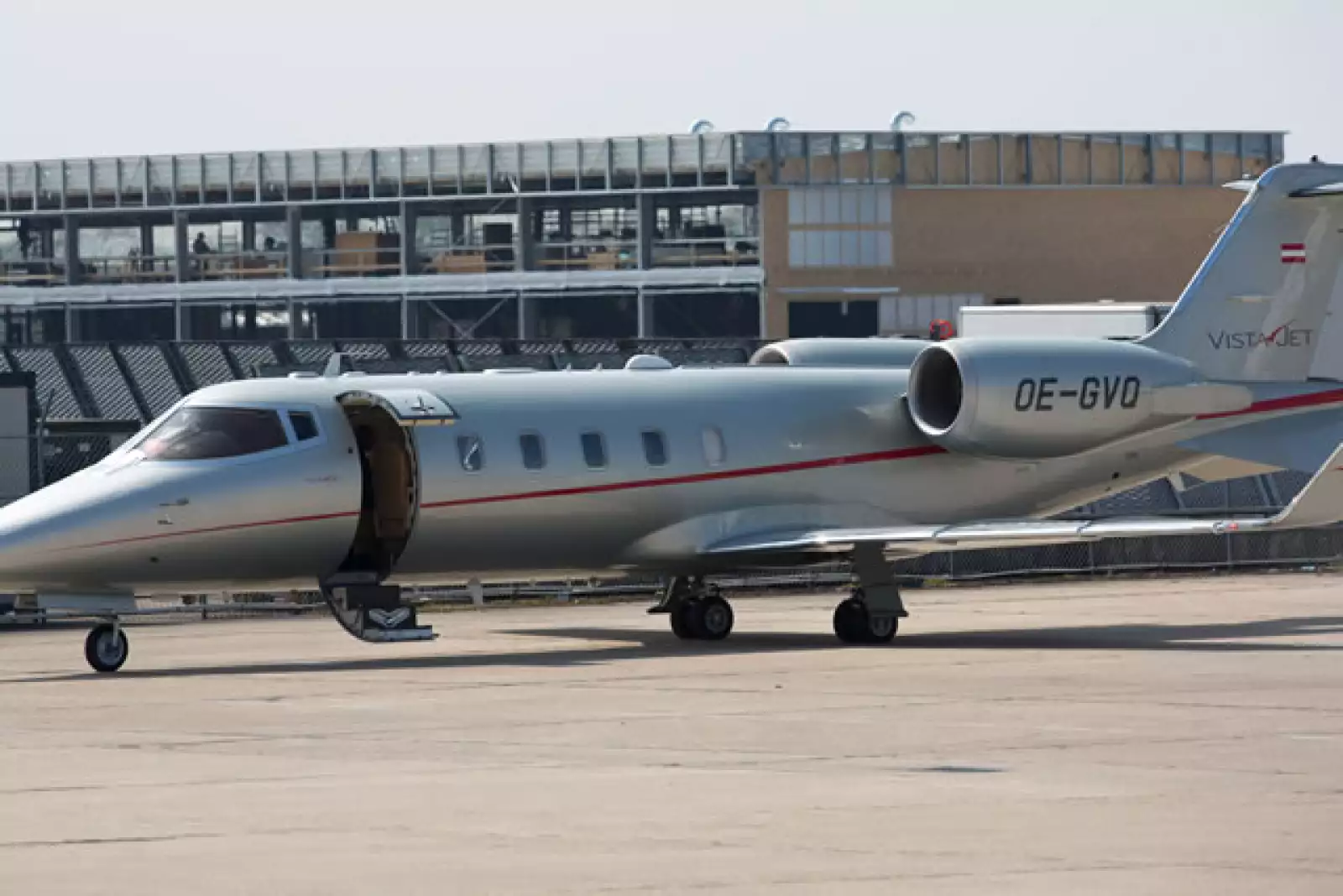 Este es el avión privado en el que volaron los Beckham a Londres desde Paris.