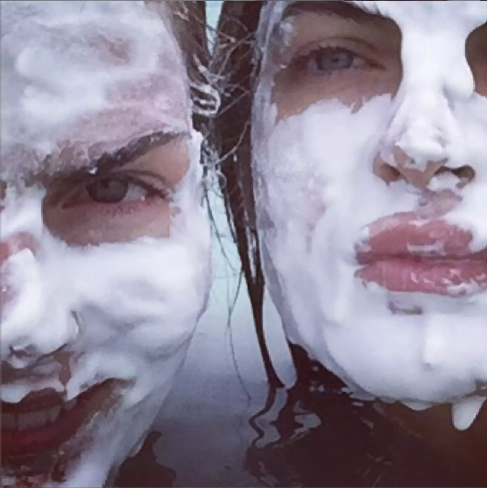 Caras espumosas desde las aguas de la Blue Lagoon.