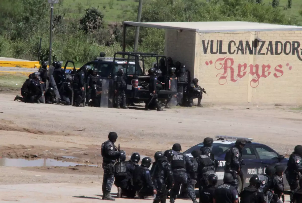 De la Gendarmería Nacional disparando.