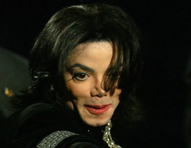 A casi tres años de la muerte del rey del pop, Kimberly Griggs, quien dice haber sido novia del artista en 1979, demandó a la compañía del cantante por un billón de dólares por daños y perjuicios.