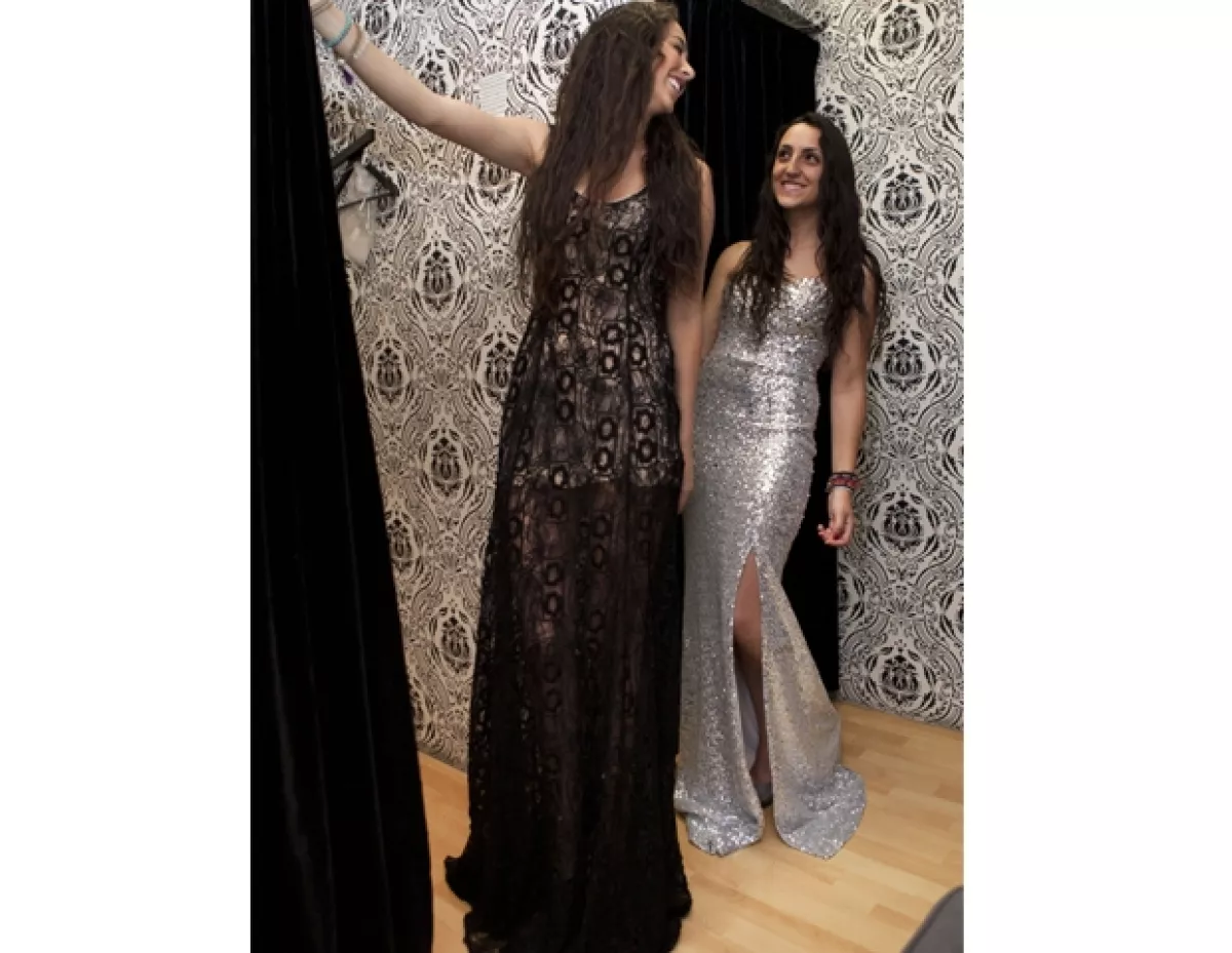 Pola Saadia y Alicia Serur seleccionaron colores básicos para sus vestidos.