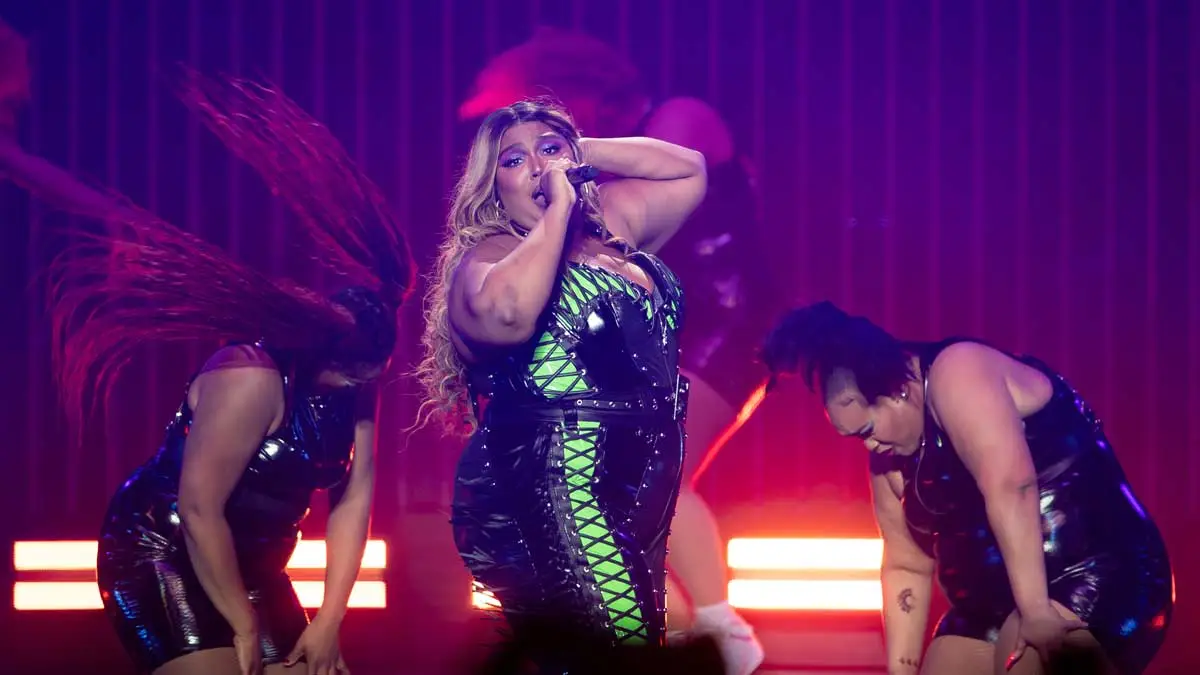 Lizzo es demanda por una diseñadora por condiciones de trabajo deplorables.