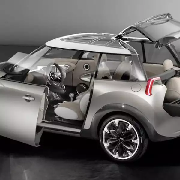 La superficie del techo es de cristal y está dividida por barras que representan la bandera británica.