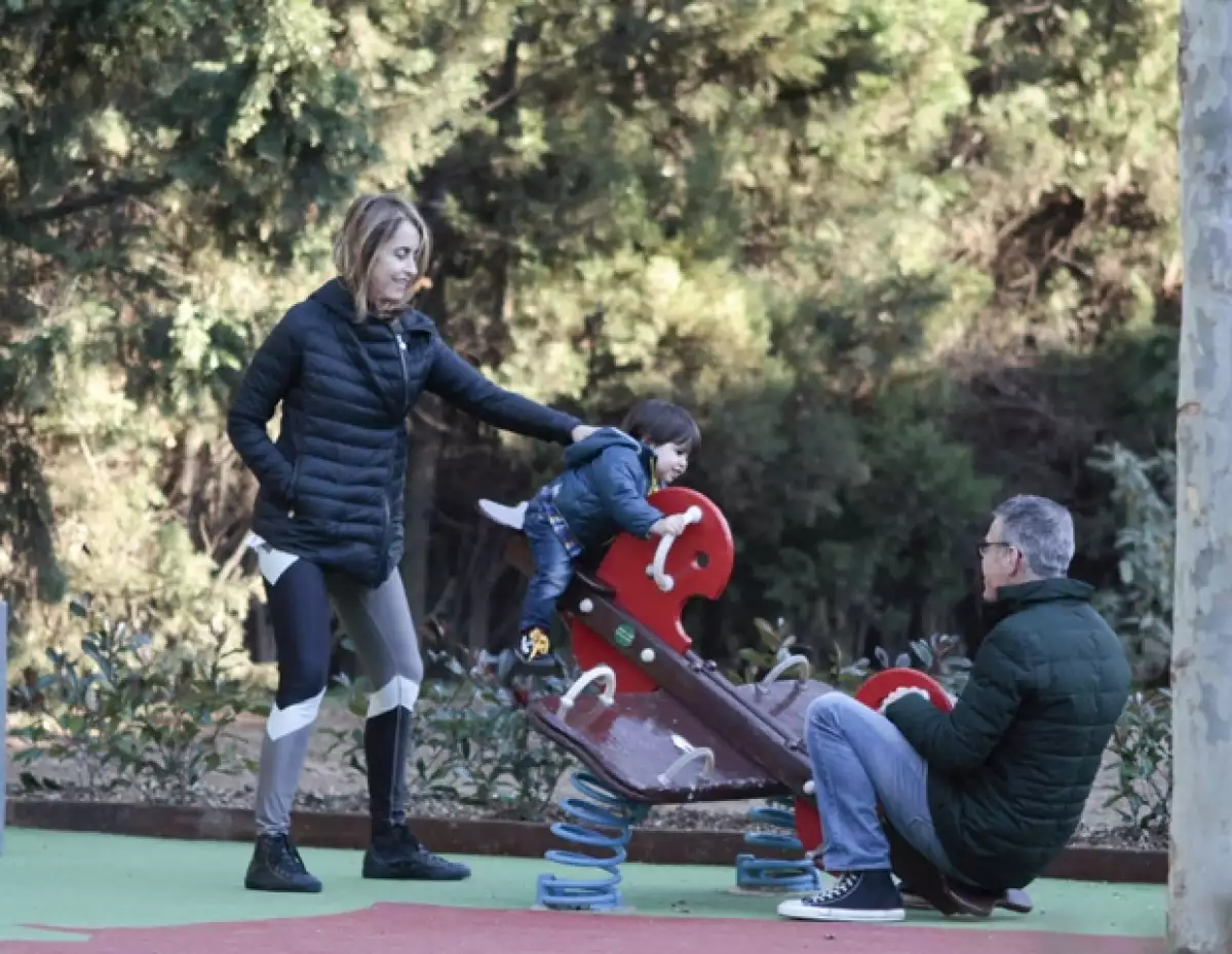 El primogénito de Shakira pasó una tarde de juegos con sus abuelos paternos y demostró que aunque recién cumplió un año ya camina por sí solo.