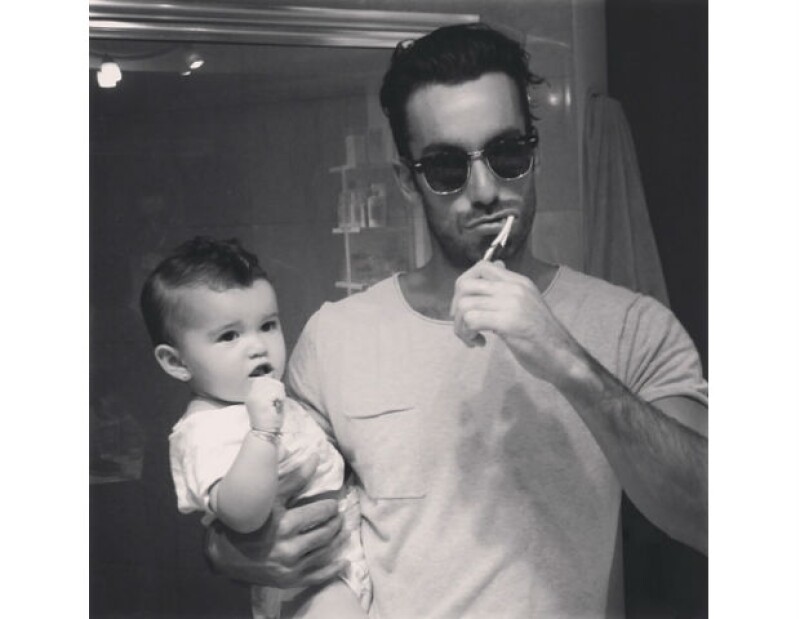 Aarón comparte orgulloso algunos momentos con su pequeña hija Erin.
