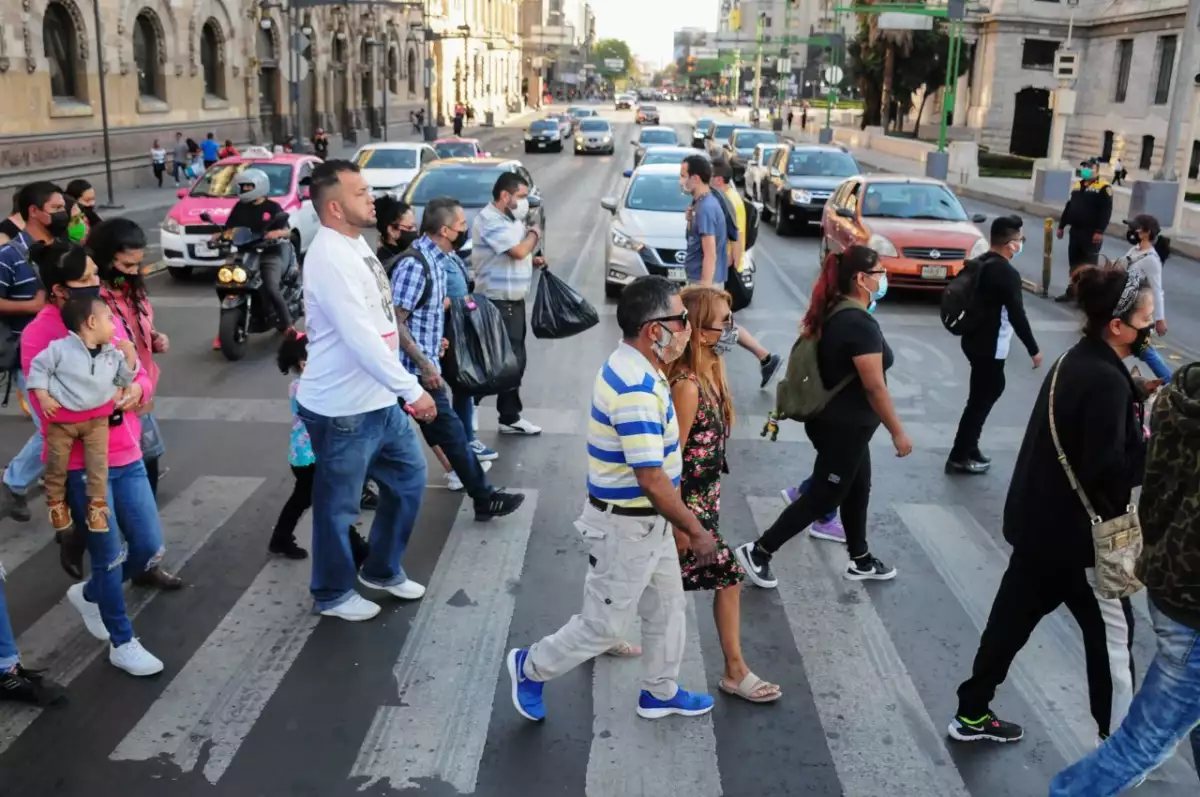 Decenas de personas cruzan el eje central.