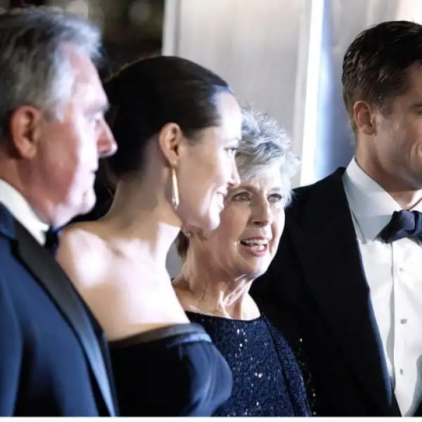 William Pitt, el padre de Brad; Angelina Jolie, Jane Pitt, madre del actor, y Brad Pitt.