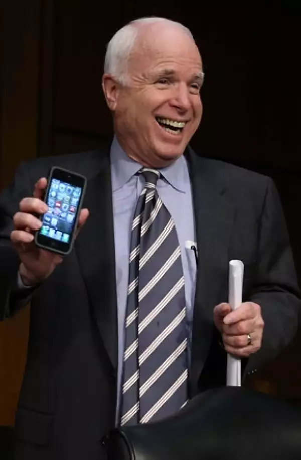 El senador mostró su celular al senado el día de ayer para probar que no estaba jugando poker.