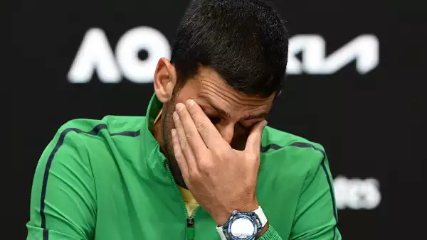 Foto de Novak Djokovic llevandose la mano al rostro en señal de cansancio