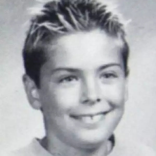 (1996. Nueve años) Su inquietud por la actuación la tuvo desde chico y en la preparatoria participó en algunas obras; además trabajó en un teatro llamado The Melodrama y tomó lecciones de canto.