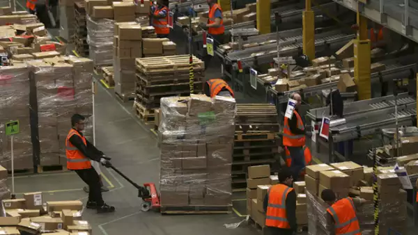 Trabajadores de Amazon en el centro de almacenamiento de Madrid trabajaron para satisfacer la demanda en línea. 