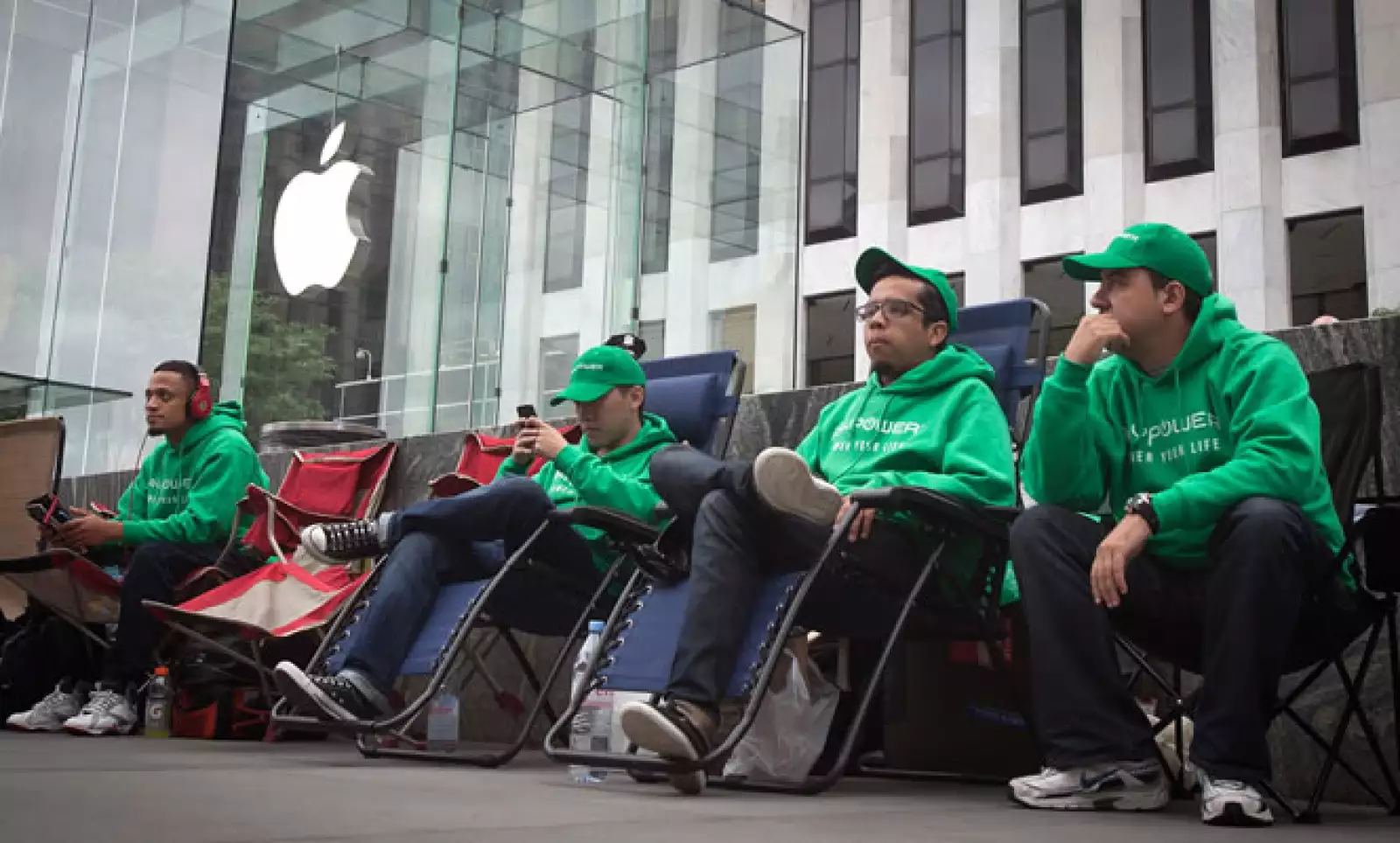 Apple anunciará el nuevo teléfono hasta las 12:00 hora de México, pero algunos clientes ya esperan el nuevo producto en tiendas de Nueva York.